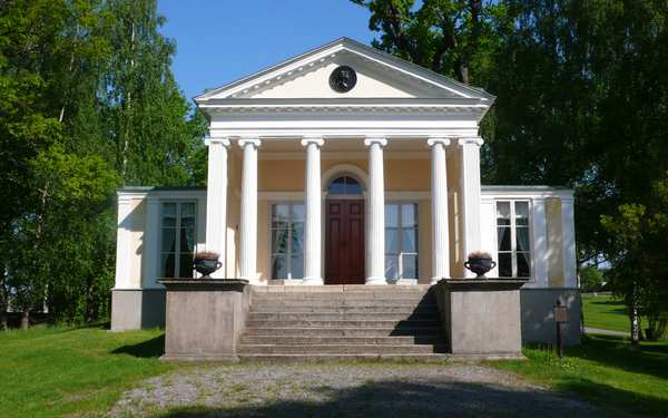 Finspångs slott, lusthuset Lugnet i vitt med pelare.