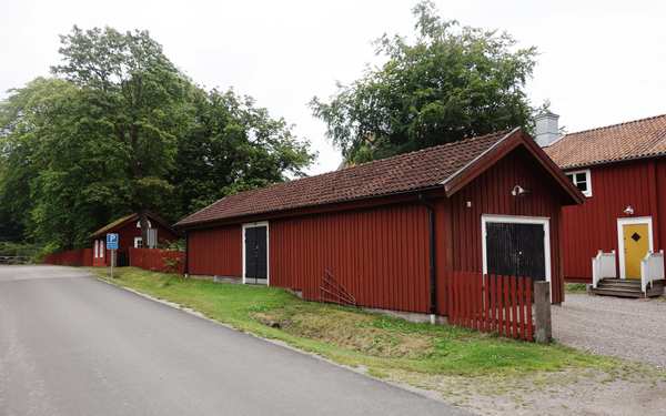 Rött trähus på Östrabo.