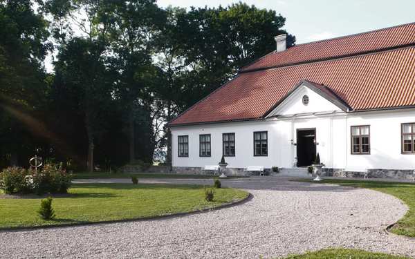 Rotenberg herrgård med orange tak på.