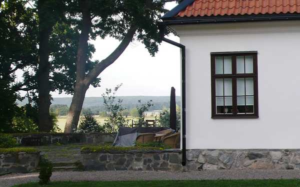 Ett fönster med svarta ramar i vitt på Rotenberg herrgård .