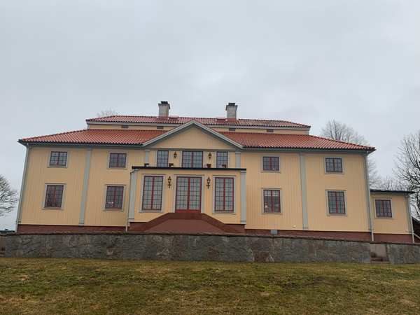 Gult stenhus med orange tak vid Sköldnäs.