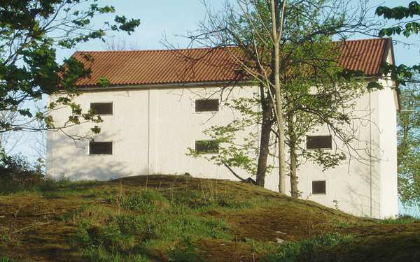 Vit fasad med fönster på Stjärnvik säteri.
