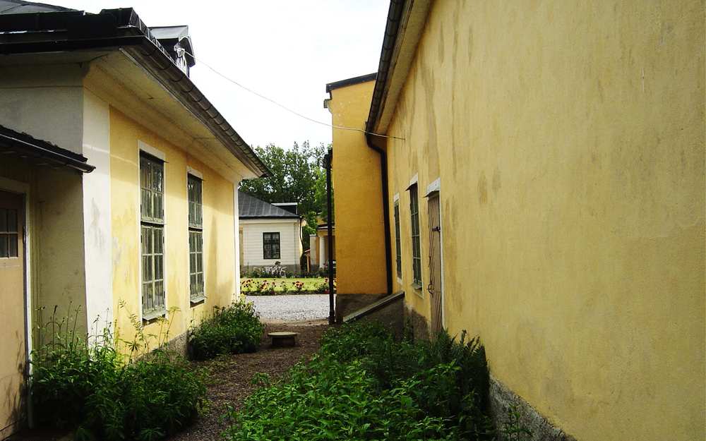 Gula tegelhus på Thorönsborgs herrgård.