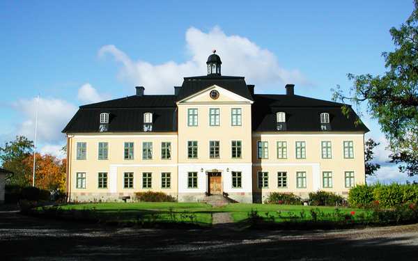 Thorönsborgs herrgård med många fönster.