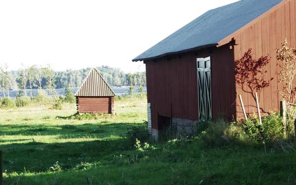 Rött trähus på Tuna herrgård.