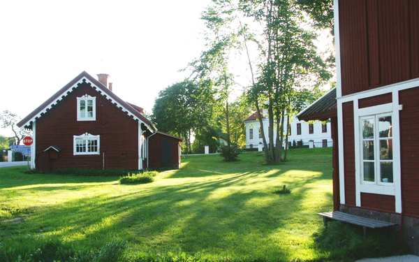 Röda trähus på Tuna herrgård.