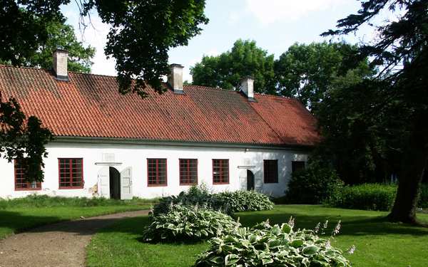 Vit gammal gård vid Tuna kungsgård.