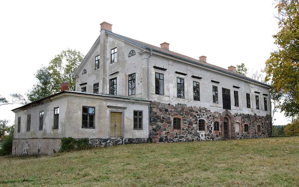 Hus i tegel med stengrund på Vinäs slottsruin.