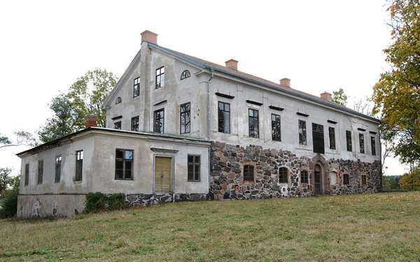 Vinäs slottsruin med grund gjord av stenar.