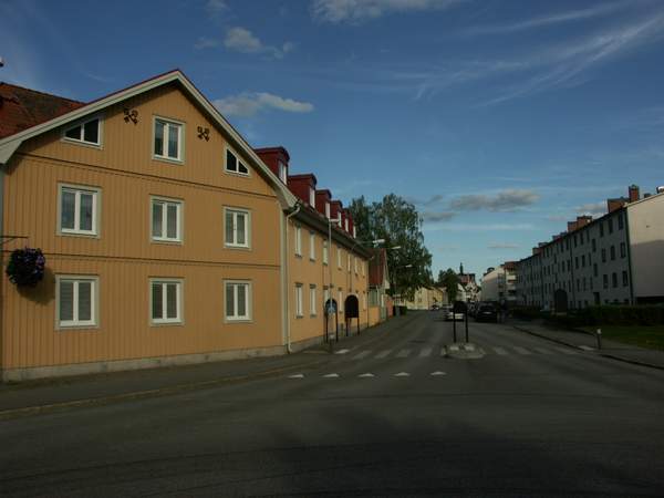 Hus längs en väg vid Gamla Brandstationen, gula och turkosa.