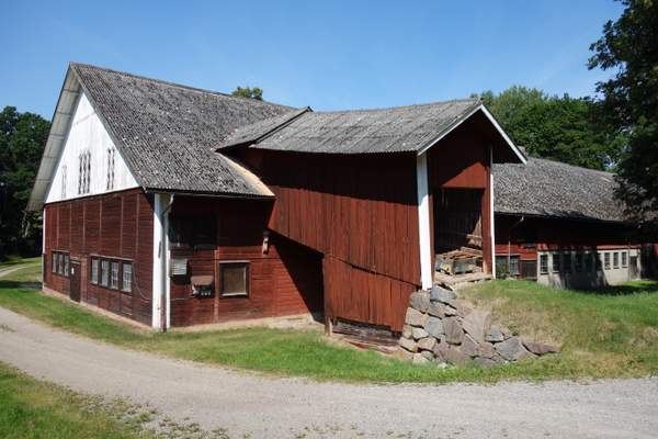 Rött trähus med grönska runtomkring i Mjölby.