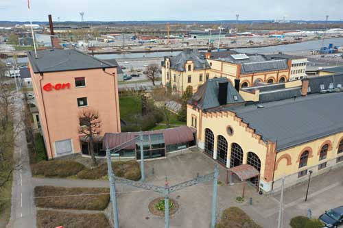 Triangeln Södra Hamnen och en tegelbyggnad med EONs skylt på, i Norrköping.