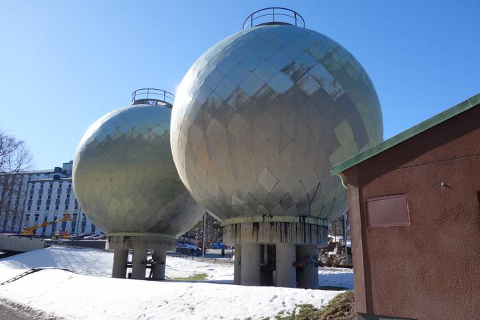 Två stora objekt som ser ut som golfbollar vid Universitetssjukhuset i Linköping.